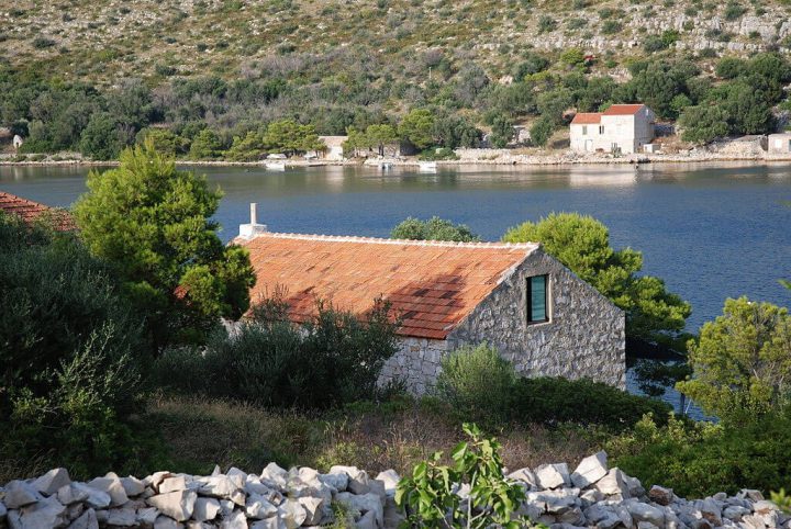 houses in skrivena luka lastovo