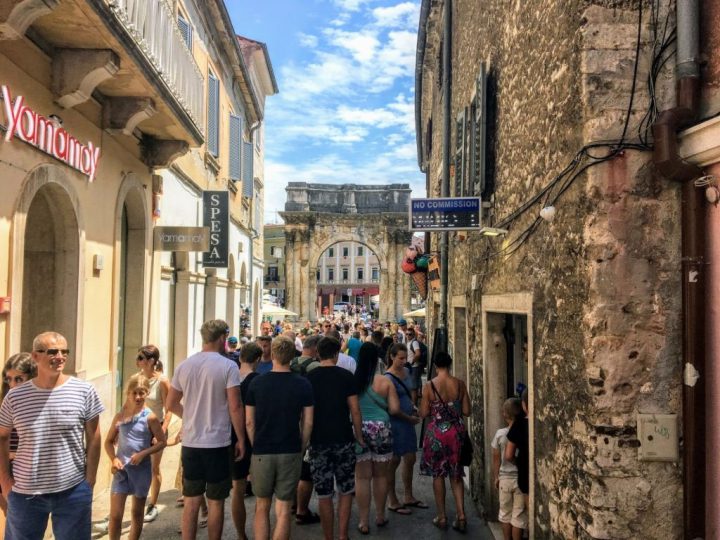pula triumphal arch street