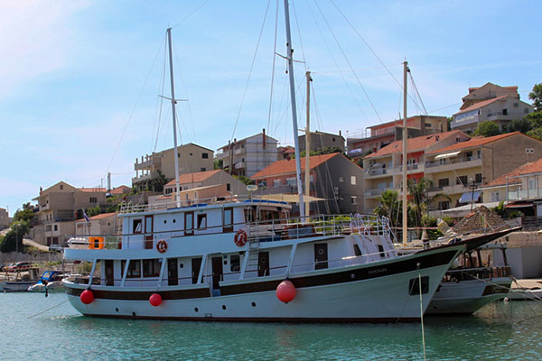 Traditional Ensuite Adonis